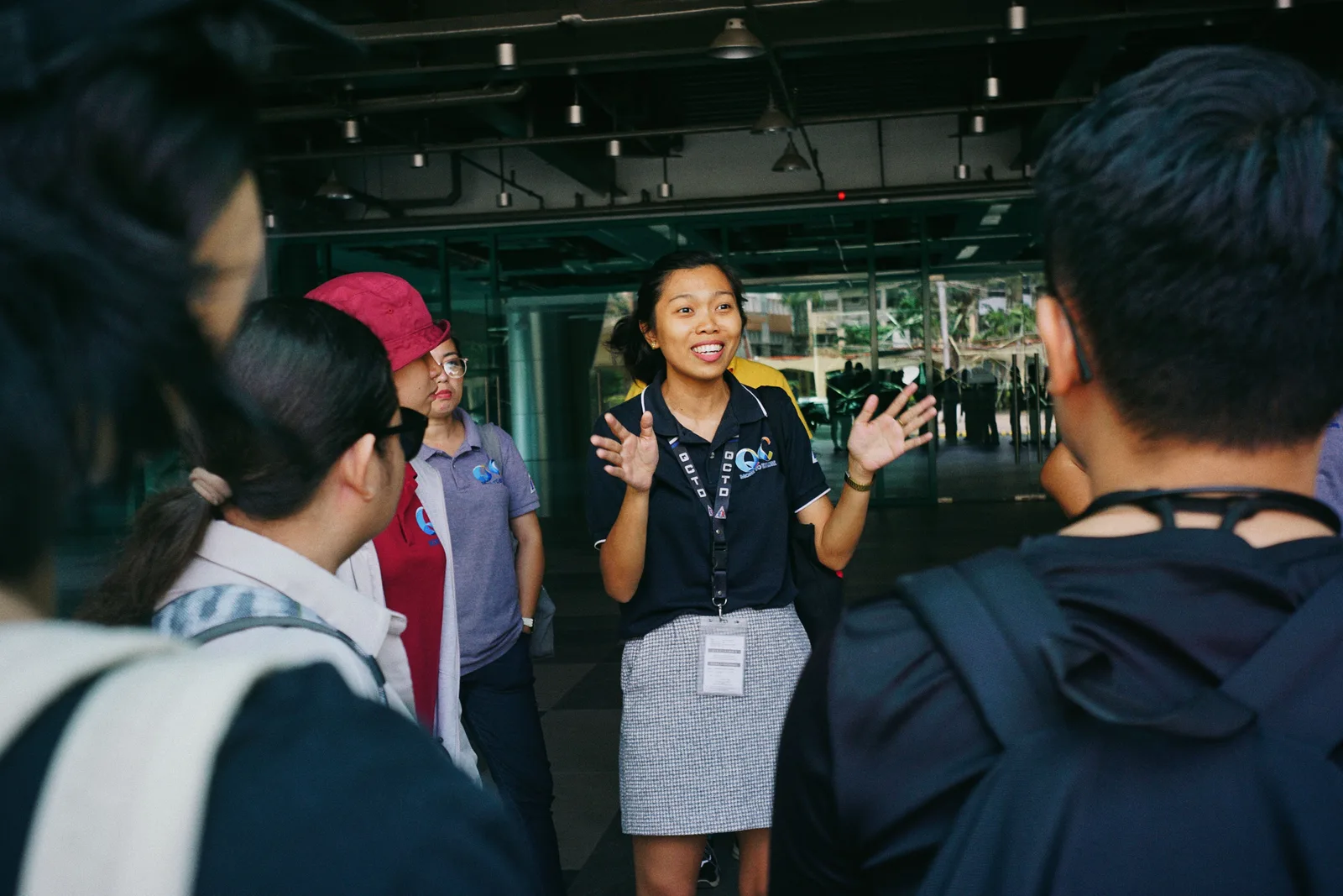 Tour guide leading a group tour, engaging visitors with gestures in an outdoor urban setting. What to ask a local guide before a walkable town trip