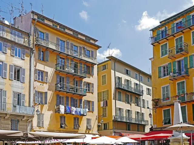 small marketplace, downtown, historic center, old building, nice, umbrellas, facades, balconies, city, historic old town, architecture, street cafe, pedestrian zone, côte d ' azur, south france, shutters, television antennas, city center, mediterranean. Walkable Downtowns Planning for an Unhurried Visit