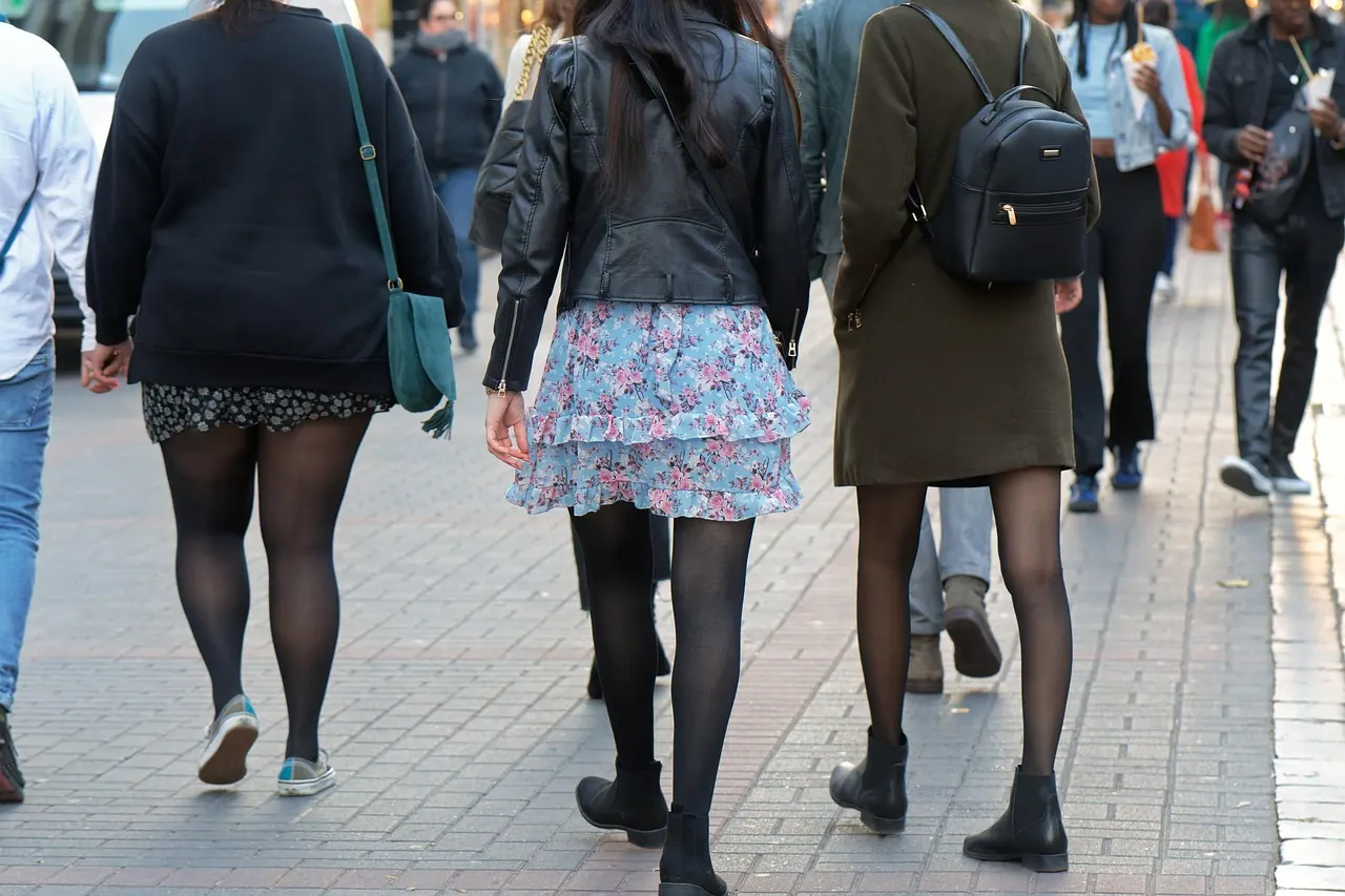 lot, pedestrian, walking, sidewalk, town, legs, people, the street, urban, street fashion