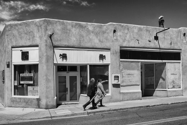New Mexico, Santa Fe, Santa Fe Plaza. Is Santa Fe's Plaza district walkable without a car in summer?