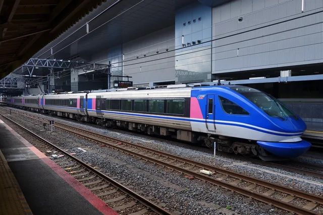 train, station, transportation, public transport, engine, vehicle, platform, travel, journey. Which Amtrak-served towns are genuinely walkable for a car-free weekend?