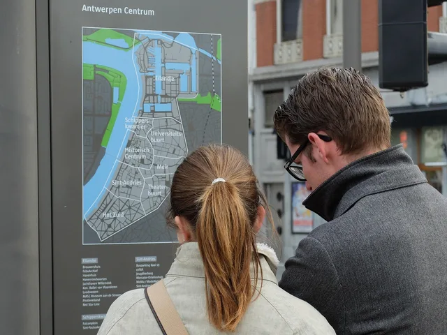 antwerp, tourists, map reading, hiking, city walk, old town, nature, street, street photography, map, torque, excursion. How to choose a walkable block before booking a stay: the 5, 10 and 15 minute rings